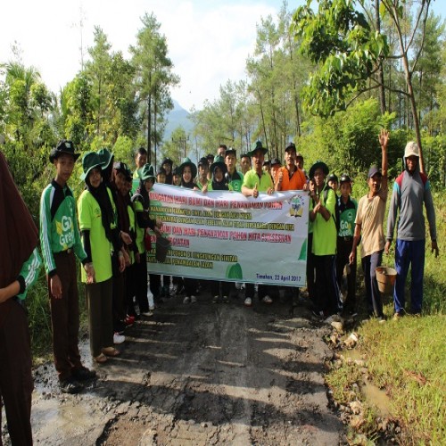 PERINGATI MILAD KE-42 : MTs Kampak Peduli dan Berbagi